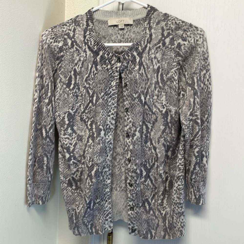Women’s Ann Taylor Loft Medium 100% Cotton Grey Animal Print 3/4 sleeve cardigan